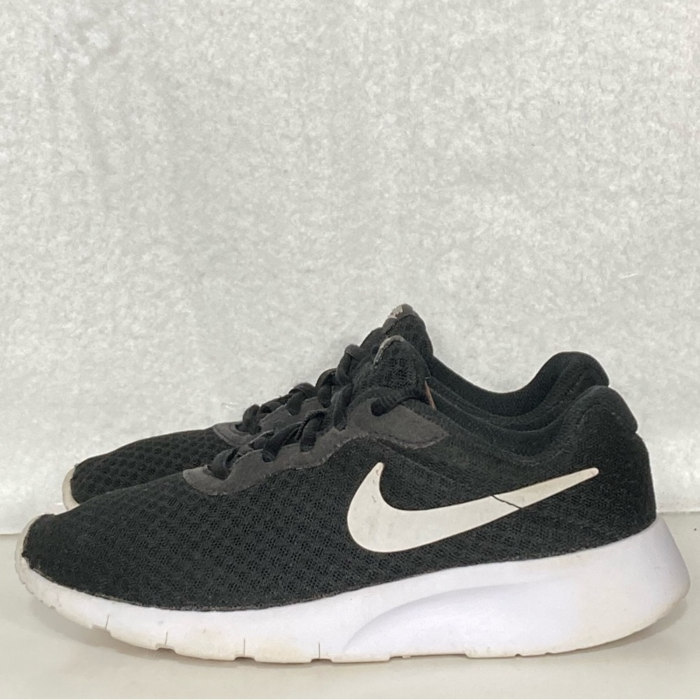Nike Kids Black/White Tanjun Running Athletic Sneakers Shoes Size 3Y - Picture 2 of 11